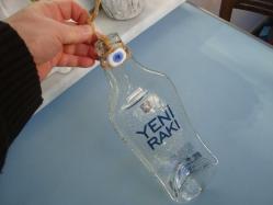 EZİLMİŞ FORMUNDA CAM ŞİŞE ( YENİ RAKI / Bozcaada ) - KOLEKSİYONLUK NADİR DEKORATİF OBJE