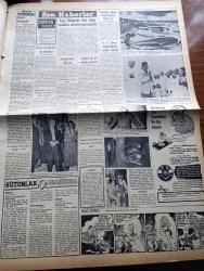Vatan Gazetesi - 28 Eylül 1954 - Markos Ve Makarios Yazan Ahmet Emin Yalman Köşe Yazısı - Türkiye'de Kıbrıs'a Bir Mesaj Gönderildi - Celal Bayar El İşlerinin Önemini Belirtti - Dokuzlar Bugün Toplanıyor - Milli Tıp Kongresi İzmir'de Açıldı - Canlı Hayvan İhracına İzin Verildi - Titanik'ten Sonra En Büyük Deniz Faciası - Amerikalı İktisatçı Max Thornburg Dün İstanbul'a Geldi - Milli Tıp Kongresi İzmir'de Açıldı - Bu Toprak Uyanacaktır Yazan Muzaffer Buyrukçu Yazı Dizisi - Küçük Sahnede Hamlet - Şaraplarımıza Talip Var - İngiltere'de Bir Vampir Aranıyor - Hoş Memo Karikatür - Hüzün Veren Komedi Filmi Dümbüllü Tarzan Oynayanlar İsmail Dümbüllü ve Mürvet Sim - Celal Bayar'la Yugoslavya'da Yazan Tunç Yalman Yazı Dizisi - Sinema Tenkidleri - Kleopatra Yazan Emil Ludwig Yazı Dizisi -  O Gün Hitler Uyuyordu Yazan Yüzbaşı Lidell Hart Yazı Dizisi - Kader Feneri Yazan Jean Martet Yazı Dizisi - Bölge Yüzme Final Yarışmaları Başladı - İran'ın Basketbol Şampiyonu TAC Geliyor