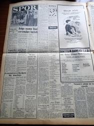 Vatan Gazetesi - 28 Eylül 1954 - Markos Ve Makarios Yazan Ahmet Emin Yalman Köşe Yazısı - Türkiye'de Kıbrıs'a Bir Mesaj Gönderildi - Celal Bayar El İşlerinin Önemini Belirtti - Dokuzlar Bugün Toplanıyor - Milli Tıp Kongresi İzmir'de Açıldı - Canlı Hayvan İhracına İzin Verildi - Titanik'ten Sonra En Büyük Deniz Faciası - Amerikalı İktisatçı Max Thornburg Dün İstanbul'a Geldi - Milli Tıp Kongresi İzmir'de Açıldı - Bu Toprak Uyanacaktır Yazan Muzaffer Buyrukçu Yazı Dizisi - Küçük Sahnede Hamlet - Şaraplarımıza Talip Var - İngiltere'de Bir Vampir Aranıyor - Hoş Memo Karikatür - Hüzün Veren Komedi Filmi Dümbüllü Tarzan Oynayanlar İsmail Dümbüllü ve Mürvet Sim - Celal Bayar'la Yugoslavya'da Yazan Tunç Yalman Yazı Dizisi - Sinema Tenkidleri - Kleopatra Yazan Emil Ludwig Yazı Dizisi -  O Gün Hitler Uyuyordu Yazan Yüzbaşı Lidell Hart Yazı Dizisi - Kader Feneri Yazan Jean Martet Yazı Dizisi - Bölge Yüzme Final Yarışmaları Başladı - İran'ın Basketbol Şampiyonu TAC Geliyor