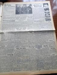 Vatan Gazetesi - 28 Eylül 1954 - Markos Ve Makarios Yazan Ahmet Emin Yalman Köşe Yazısı - Türkiye'de Kıbrıs'a Bir Mesaj Gönderildi - Celal Bayar El İşlerinin Önemini Belirtti - Dokuzlar Bugün Toplanıyor - Milli Tıp Kongresi İzmir'de Açıldı - Canlı Hayvan İhracına İzin Verildi - Titanik'ten Sonra En Büyük Deniz Faciası - Amerikalı İktisatçı Max Thornburg Dün İstanbul'a Geldi - Milli Tıp Kongresi İzmir'de Açıldı - Bu Toprak Uyanacaktır Yazan Muzaffer Buyrukçu Yazı Dizisi - Küçük Sahnede Hamlet - Şaraplarımıza Talip Var - İngiltere'de Bir Vampir Aranıyor - Hoş Memo Karikatür - Hüzün Veren Komedi Filmi Dümbüllü Tarzan Oynayanlar İsmail Dümbüllü ve Mürvet Sim - Celal Bayar'la Yugoslavya'da Yazan Tunç Yalman Yazı Dizisi - Sinema Tenkidleri - Kleopatra Yazan Emil Ludwig Yazı Dizisi -  O Gün Hitler Uyuyordu Yazan Yüzbaşı Lidell Hart Yazı Dizisi - Kader Feneri Yazan Jean Martet Yazı Dizisi - Bölge Yüzme Final Yarışmaları Başladı - İran'ın Basketbol Şampiyonu TAC Geliyor