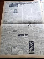 Vatan Gazetesi - 26 Ekim 1954 - Hürlerin Bayramı Yazan Ahmet Emin Yalman Köşe Yazısı - İstanbul Belediye Başkanı Şubat'ta Seçilecek - Tito Rus Siyaseti Değişti Diyor - Amerika'da Türkiye'ye İhracat Yapacakları Kredi Açılıyor - Yeni Verem İlacının Tecrübesi Ümitli - Kürtaj Davasına Dün Yeniden Başlandı - Kıbrıs Meselesi Avam Kamarasında - Otomobil Sevdası Yazan İsmail Ateş Yazı Dizisi - Florence Nightingale'in Geliş Yıldönümü Programı - Hoş Memo Karikatür - Gölpazarında Uçan Puro Görüldü - Kleopatra Yazan Emil Ludwig Yazı Dizisi - Pasolar Tek Tip Olacak - Galatasaray Amatör Muhtelit Bugün Karşılaşıyor -  Sinema Tenkidleri Yazan Oktay Akbal - Dünya Basketbol Şampiyonası - Elektrik Ampulünün İcadının Yıldönümü - Hitler'in Doğduğu Ev Yine Meyhane Oluyor - Ankara İstanbul İzmir Radyosu Programı - IFA Dizel Kamyonlarımız - Arı Bisküvileri - Berta Yağ - Yuvanızı Zevkinize Göre Rübi Süsler - Ölüm Hücresi Adlı Eserin Yazarı İdam Mahkumu Chessman'ın Son Talebi De Reddedildi - Nedim Ökmen