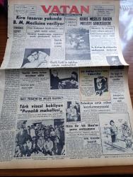 Vatan Gazetesi - 26 Kasım 1954 - Dördüncü Kuvvet Yazan Ahmet Emin Yalman Köşe Yazısı - Kira Tasarısı Yakında Büyük Millet Meclisine Veriliyor - Elmalı Bendinde 6 Günlük Su Kalmış - Türk Dansözü Necla Ateş İyice Meşhur Oldu - Batı Trakya'da Neler Oluyor Yazan Burhan Arpad Yazı Dizisi - Bedii Faik'in Tahliye Talebi Reddedildi - Nihat Erim'in İktidarla Anlaşma İstiyor - Sinema Yıldızı Rita Hayworth İle Ali Han'ın Para Anlaşması - Kıbrıs Müftüsü Dana Amerika'ya Davet Edildi - Otomobil Sevdası Yazan İsmail Ateş Yazı Dizisi - Ekmekler Yenmez Halde Çıkarılıyor - Kızıl Çin Ve 13 Amerikalı Asker Meselesi Büyüyor - Mısır Başbakanı Cemal Abdülnasır'ı Öldürmek Suçlamasıyla Hasan Hudeybi  İçin Ölüm Cezası İstendi - Kleopatra Yazan Emil Ludwig Yazı Dizisi - Hitler'in Fotoğrafçısı Horffman Anlatıyor - Sabahçı Kahveleri Yazan Cengiz Tuncer - Sir Julius Levy'nin Yükselişi Yazan Daphne Du Maurier Yazı Dizisi - Vörös Lobogo Galatasaray'ı Dün 7 0 Mağlup Etti -Hilton Oteli Haziran Ayında Merasimle Açılıyor