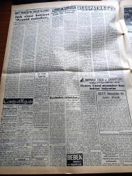 Vatan Gazetesi - 26 Kasım 1954 - Dördüncü Kuvvet Yazan Ahmet Emin Yalman Köşe Yazısı - Kira Tasarısı Yakında Büyük Millet Meclisine Veriliyor - Elmalı Bendinde 6 Günlük Su Kalmış - Türk Dansözü Necla Ateş İyice Meşhur Oldu - Batı Trakya'da Neler Oluyor Yazan Burhan Arpad Yazı Dizisi - Bedii Faik'in Tahliye Talebi Reddedildi - Nihat Erim'in İktidarla Anlaşma İstiyor - Sinema Yıldızı Rita Hayworth İle Ali Han'ın Para Anlaşması - Kıbrıs Müftüsü Dana Amerika'ya Davet Edildi - Otomobil Sevdası Yazan İsmail Ateş Yazı Dizisi - Ekmekler Yenmez Halde Çıkarılıyor - Kızıl Çin Ve 13 Amerikalı Asker Meselesi Büyüyor - Mısır Başbakanı Cemal Abdülnasır'ı Öldürmek Suçlamasıyla Hasan Hudeybi  İçin Ölüm Cezası İstendi - Kleopatra Yazan Emil Ludwig Yazı Dizisi - Hitler'in Fotoğrafçısı Horffman Anlatıyor - Sabahçı Kahveleri Yazan Cengiz Tuncer - Sir Julius Levy'nin Yükselişi Yazan Daphne Du Maurier Yazı Dizisi - Vörös Lobogo Galatasaray'ı Dün 7 0 Mağlup Etti -Hilton Oteli Haziran Ayında Merasimle Açılıyor
