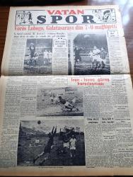 Vatan Gazetesi - 26 Kasım 1954 - Dördüncü Kuvvet Yazan Ahmet Emin Yalman Köşe Yazısı - Kira Tasarısı Yakında Büyük Millet Meclisine Veriliyor - Elmalı Bendinde 6 Günlük Su Kalmış - Türk Dansözü Necla Ateş İyice Meşhur Oldu - Batı Trakya'da Neler Oluyor Yazan Burhan Arpad Yazı Dizisi - Bedii Faik'in Tahliye Talebi Reddedildi - Nihat Erim'in İktidarla Anlaşma İstiyor - Sinema Yıldızı Rita Hayworth İle Ali Han'ın Para Anlaşması - Kıbrıs Müftüsü Dana Amerika'ya Davet Edildi - Otomobil Sevdası Yazan İsmail Ateş Yazı Dizisi - Ekmekler Yenmez Halde Çıkarılıyor - Kızıl Çin Ve 13 Amerikalı Asker Meselesi Büyüyor - Mısır Başbakanı Cemal Abdülnasır'ı Öldürmek Suçlamasıyla Hasan Hudeybi  İçin Ölüm Cezası İstendi - Kleopatra Yazan Emil Ludwig Yazı Dizisi - Hitler'in Fotoğrafçısı Horffman Anlatıyor - Sabahçı Kahveleri Yazan Cengiz Tuncer - Sir Julius Levy'nin Yükselişi Yazan Daphne Du Maurier Yazı Dizisi - Vörös Lobogo Galatasaray'ı Dün 7 0 Mağlup Etti -Hilton Oteli Haziran Ayında Merasimle Açılıyor