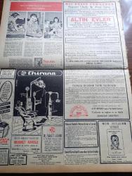 Vatan Gazetesi - 31 Ekim 1954 - Mısır Başbakanı Cemal Abdülnasır Müslüman Kardeşlere İhtarda Bulundu - Hayırsever İhsan Mermerci'nin Yaptırdığı Verem Pavyonu Açıldı - İstanbul Emniyet Müdürü Alaettin Eriş Merkeze Alındı - Ana Çizgileriyle İktisadi İstiklal Mücadelemiz 3 Yazan Ahmet Emin Yalman Köşe Yazısı - Cumhurbaşkanı Celal Bayar Orduyu Tebrik Etti - Moskova Radyosu Neşriyatı Üzerinde Duruluyor - İstanbul Üniversitesi Açılışı Arifesinde Gerginlik - Tahran'da Altı Subay Daha Kurşuna Dizildi - Otomobil Sevdası Yazan İsmail Ateş Yazı Dizisi - Adenauer Saar Anlaşması Yeni Bir Devir Açtı Diyor - Marilyn Monroe Boşandı Diye İntihar Eden Kadın - Anka Ajansına Göre Franco Türkiye'ye Gelecek - Sarışın Bomba Marilyn Monroe'nun Son Filmi Fotoğraf - Osmanlı Tarihinden Sayfalar Yazan Feridun Fazıl Tülbentçi Yazı Dizisi - Kleopatra Yazan Emil Ludwig Yazı Dizisi - Kader Feneri Yazan Jean Martet Yazı Dizisi - Gripin - Squibb İlaçları - Fosfatin Falyer Çocuk Maması - Chirana Diş Tababeti Cihazları