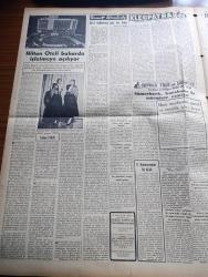 Vatan Gazetesi - 25 Kasım 1954 - Şiddet Ölümdür Yazan Ahmet Emin Yalman Köşe Yazısı - Demokrat Parti Grubuna Dünya İçin Bir Takrir Verildi -  Yazar Bedii Faik'in Avukatları Tevkife İtiraz Ettiler - Ali İhsan Göğüş 12 Ay Hapse Mahkum Oldu - Falih Rıfkı Atay Beraat Etti -  Akis Dergisi Mecmuası Yazı İşleri Müdürü Metin Toker'in İfadesi Alındı - Kütahya Şeker Fabrikası İşletmeye Açıldı - Eskişehir Kömürsüzlükten Sıkıntı Çekiyor - Toynbee'nin Tarih Felsefi Yazan Niyazi Berkes - Birleşik Amerika Komünist Çin'i Protesto Etti - Müslüman Kardeşler Reisi Mustafa Sbai Suriye'de Saraydan Kovuldu - Hilton Oteli Baharda İşletmeye Açılıyor - Kleopatra Yazan Emil Ludwig Yazı Dizisi - Atatürk'ün Doğduğu Eve Çamur Süren Eller - Kader Feneri Yazan Jean Martet Yazı Dizisi - Fenerbahçe Emniyeti 4 0 Mağlup Etti - Vörös Lobogo Bugün Galatasaray İle Oynuyor - Bu Haftaki Futbol  Maçları - Edison Ampul - Mayer Trençkot - Good Year Lastikleri - Upo Çamaşır Makinası - Kassbohrer Treylerleri