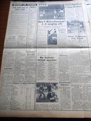 Vatan Gazetesi - 25 Kasım 1954 - Şiddet Ölümdür Yazan Ahmet Emin Yalman Köşe Yazısı - Demokrat Parti Grubuna Dünya İçin Bir Takrir Verildi -  Yazar Bedii Faik'in Avukatları Tevkife İtiraz Ettiler - Ali İhsan Göğüş 12 Ay Hapse Mahkum Oldu - Falih Rıfkı Atay Beraat Etti -  Akis Dergisi Mecmuası Yazı İşleri Müdürü Metin Toker'in İfadesi Alındı - Kütahya Şeker Fabrikası İşletmeye Açıldı - Eskişehir Kömürsüzlükten Sıkıntı Çekiyor - Toynbee'nin Tarih Felsefi Yazan Niyazi Berkes - Birleşik Amerika Komünist Çin'i Protesto Etti - Müslüman Kardeşler Reisi Mustafa Sbai Suriye'de Saraydan Kovuldu - Hilton Oteli Baharda İşletmeye Açılıyor - Kleopatra Yazan Emil Ludwig Yazı Dizisi - Atatürk'ün Doğduğu Eve Çamur Süren Eller - Kader Feneri Yazan Jean Martet Yazı Dizisi - Fenerbahçe Emniyeti 4 0 Mağlup Etti - Vörös Lobogo Bugün Galatasaray İle Oynuyor - Bu Haftaki Futbol  Maçları - Edison Ampul - Mayer Trençkot - Good Year Lastikleri - Upo Çamaşır Makinası - Kassbohrer Treylerleri