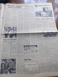 Vatan Gazetesi - 23 Kasım 1954 - Mehmedin Dünyası Yazan Ahmet Emin Yalman Köşe Yazısı - Türk Seması 2 Tatbikatı Başladı - Sovyet Delegesi Vishinsky Öldü - İktidarla Muhalefet Arasında Şiddetli Tartışmalar - Batı Trakya'da Neler Oluyor Yazan Burhan Arpad - CHP Genel Sekreteri Kasım Gülek İçinde Yürüyeceğiz Diyor - 12  Ada'da Zarar Görenlere Tazminat - Otomobil Sevdası Yazan İsmail Ateş Yazı Dizisi - Damlataş Mağarasında Tetkik Yapıldı - Müslüman Kardeşler Lideri Hudeybi Suikast Tertibini Reddetti - Milliyetçi Çin Ve Komünist Çin Arasında Deniz Savaşı - Komünistler Başarılarını Casuslara Borçludurlar - Sabahçı Kahveleri Yazan Cengiz Tuncer - Cemiyet Hayatı - Vöröş Lobogo Bugün Beşiktaş İle Oynuyor - 1958 Dünya Futbol Müsabakaları - Türkiye Şampiyonu Ve Rekortmeni Atlet Ekrem Koçak Fenerbahçe Kulübünden İstifa Etti - Galatasaraylı Futbolcu Suat Mamat Hastaneden Çıkıyor - Beşiktaş Maçından Fotoğraflar - İngiliz Milli Takımının Yeni Forması - Shell - Chirana Diş Tababeti Cihazları