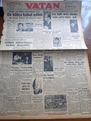 Vatan Gazetesi - 29 Aralık 1949 - Gerçek Ve Tatlı Bir Masal 2 Yazan Ahmet Emin Yalman Köşe Yazısı - Mecliste Çok Şiddetli Münakaşalardan Sonra Ek Bütçe Kabul Edildi - Mühim Bir Keşif Kanser Urlarında Mantar Şeklinde Parazitlerin Büyüdüğü Tesbit Edildi - Veremin Türkiye'deki Tahribatı Binde İki Yüz - Abdülfeyyaz Tevfik'in Ölüm Yıldönümü - Rita Hayworth Bir Kız Doğdu - Nihat Erim İngiliz Devlet Adamları Kadar Partici Değiliz Dedi - Endonezya Devletini Biz De Tanıdık - Ulus'taki Neşriyata Refik Koraltan'ın Cevabı - Esrarlı Kadın Yazan Alfred Machard Yazı Dizisi - Geçmişte Bugün Yazan Feridun Fazıl Tülbentçi Yazı Dizisi - Yeşil Denize Kuş Bakışı Yazan Behçet Kemal Çağlar - Casuslar Ankara'da Yazan L.C. Mayzisch Yazı Dizisi -  Dünya Birliği Kurulmalıdır - Mekteplerde Yılbaşı Tatili - Moskova'dan Geliyorum Yazan Memduh Tezel - Yeni Çıkan Yılbaşı Plakları Perihan Altındağ Sözeri - Bulmaca - Philips Radyo - Radyolin Diş Macunu - Tablet ve Şurup Reosil Öksürük Bronşiti Keser - Vakko