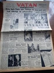Vatan Gazetesi - 19 Ekim 1954 - Berrak Bir Konuşma Yazan Ahmet Emin Yalman Köşe Yazısı - Orta Şark Paktı İçin Türkiye Ve Irak Elbirliği İle Çalışacaklar - Dünya Güzeli Seçimi Sürprizle Neticelendi - Londra'daki Güzellik Müsabakasına İştirak Eden Güzeller Fotoğraf - Mısır Güzeli Antigone Kraliçe Seçildi - Irak Başvekili Nuri Sait Paşa Dün Basına İzahat Verdi - Amerika'nın Pakistan'a Yardımı Az Görüldü - Kömür İşletmesi Müstakil Olacak - Otomobil Sevdası Yazan İsmail Ateş Yazı Dizisi - Sirkecideki Beşir Kemal Eczanesi Sahibi Kalp Krizinden Öldü - Nehru Ve Ho Şi Minh Dün Görüştüler - Hoş Memo Karikatür - Kleopatra Yazan Emil Ludwig Yazı Dizisi - 1953 Türkiye Güzeli Ve Film Yıldızı Belgin Doruk Puro Tuvalet Sabunu Kullanıyorum Diyor - Fotoğraflarla Haberler - Kader Feneri Yazan Jean Martet Yazı Dizisi - Çingeneler De Hükümet Kurmak İstiyorlar - Güreşçi Hasan Gemici Antrenör Oldu -  Çek Atlet Emile Zatopek Brezilyaya Davet Olundu