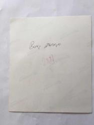 BARIŞ MANÇO'NUN ORİJİNAL FOTOĞRAFI - 14 x 12,5 cm EBADINDA - BARIŞ MANÇO FÖTR ŞAPKASI İLE 1990'LARDA BİR PARK MEYDANINDAYKEN, FUJICOLIR ORİJİNAL KALİTELİ BASIM