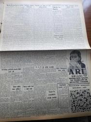 Vatan Gazetesi - 14 Kasım 1954 - Yılda Bir Lira Maaşlılar Yazan Ahmet Emin Yalman Köşe Yazısı - Ticari Krediler Suiistimalini Önleyici Tedbirler Alındı -  Başvekil Adnan Menderes Dün Hint Heyeti İle Görüştü - Yunanistan Çok Mühim Bir Siyasi Buhran Arifesinde - Vali Armenia Kim Adlı Yurttaşların Polislerin Dayak Attığını Teyit Etti - Mükerrem Sarol'un Evi Satılabilir Mi Satılamaz Mı - Fransız Moda Kralı Jacques Fath Öldü - Beşiktaş Beykoz'u 4 3 Yendi - Galatasaray İstanbulspor'u 4 1 Yendi - Fransız Boksörü Charles Humez Orta Siklet Avrupa Boks Şampiyonu Oldu - Hüseyin Fatimi Niçin İdam Edilmiş - Arnold Toynbee'nin Tarih Felsefi Yazan Niyazi Berkes Yazı Dizisi - Geçmişte Bugün Fulton Ve İlk Buharlı Gemi Yazan Feridun Fazıl Tülbentçi - Rusya 23 Devlete Nota Verdi - Osmanlı Tarihinden Sayfalar Napolyon Bonapart Bir Osmanlı Paşası Olabilirdi Yazan Feridun Fazıl Tülbentçi -  Uçan Dairelere Karşı Yeni Bir Nazariye Ortaya Atıldı - Sinema Tenkidleri Yazan Oktay Akbal - Gripin - Cemiyet Hayatı