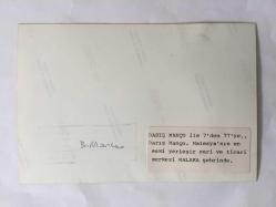 BARIŞ MANÇO'NUN ORİJİNAL FOTOĞRAFI - 17 x 12 cm EBADINDA - BARIŞ MANÇO, 7'DEN 77'YE PROGRAMINDA MALEZYA'NIN ESKİ ŞEHİRLERİNDEN TİCARİ MERKEZİ MALAKA ŞEHRİNDE BİR KAFEDE TROPİKAL BİR MEYVENİN SUYUNU İÇERKEN BİR KARE, 1990'LAR, AGFA Orijinal Alman Baskı