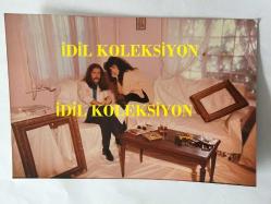 BARIŞ MANÇO'NUN ORİJİNAL FOTOĞRAFI - 17,5 x 12 cm EBADINDA - BARIŞ MANÇO, 7'DEN 77'YE PROGRAMINDA, AFFET BENİ ADLI KLİP ÇEKİMLERİNDE BURCU DİNÇER'LE BİRLİKTE ÇEKİLMİŞ BİR FOTOĞRAF, 1980'LER