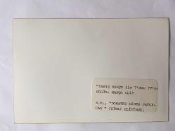 BARIŞ MANÇO'NUN ORİJİNAL FOTOĞRAFI - 17,5 x 12 cm EBADINDA - BARIŞ MANÇO, 7'DEN 77'YE PROGRAMINDA MANÇO KLİP BÖLÜMÜ, DOMATES BİBER PATLICAN KLİBİ ÇEKİMLERİNDE KUMSALDA GÜNEY AMERİKALILAR İLE BİRLİKTE, 1990'LAR