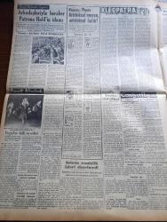 Vatan Gazetesi - 7  Kasım 1954 - Türkiye'de Hürriyet Yazan Ahmet Emin Yalman Köşe Yazısı - Cezayir'de Milliyetçi Bir Parti Kapatıldı - Ahmet Emin Yalman'ın Times De Çıkan Bir Mektubu -  Celal Bayar Ve Adnan Menderes'in Seyahati - Muhtar Seçimi Bugün Yapılıyor - İstanbul'da 265 Köy Ve 287 Mahallenin Muhtarlarıyla İhtiyar Heyetleri Seçilecek - Üç Suni Kereste Fabrikası Kurulacak - 2,5 Milyonluk Bir Vergi Kaçakçılığı Tesbit Edildi - Otomobil Sevdası Yazan İsmail Ateş Yazı Dizisi - Antalya'da Sinema İçinde Salavat - Makarios'a Göre Kıbrıs'ta Ancak 200 Komünist Varmış - Meksika Hava Alanında Öpüşenler İçin Oda Ayrıldı - İsrail'den Türkiye'ye Satılan Çatal Ve Kaşık - Osmanlı Tarihinden Sayfalar Arkadaşlarıyla Beraber Patrona Halil'in İdamı Yazan Feridun Fazıl Tülbentçi Yazı Dizisi - Kleopatra Yazan Emil Ludwig Yazı Dizisi - Eli Yüzü Düzgün Bir Film Tehlikeye Doğru - Kader Feneri Yazan Jean Martet Yazı Dizisi - Shell - Pan American - Film Yıldızı Neriman Köksal Fotoğraf