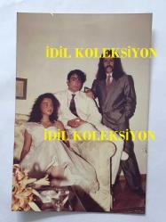 BARIŞ MANÇO'NUN ORİJİNAL FOTOĞRAFI - 17,5 x 12 cm EBADINDA - BARIŞ MANÇO, 7'DEN 77'YE PROGRAMINDA, MANÇO KLİP BÖLÜMÜNDE ''GÜLE GÜLE OĞLUM'' ADLI KLİP ÇEKİMLERİNDE ÇİĞDEM ÖZALPAN ve BATUHAN YÜCE İLE AYNI KAREDE, 1980'LER