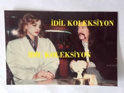 BARIŞ MANÇO'NUN ORİJİNAL FOTOĞRAFI - 17,5 x 12 cm EBADINDA - BARIŞ MANÇO, 7'DEN 77'YE PROGRAMINDA, MANÇO KLİP BÖLÜMÜNDE ''KOL DÜĞMELERİ'' ADLI KLİP ÇEKİMLERİNDE FULYA AKÇIN İLE AYNI KAREDE, 1980'LER
