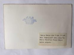 BARIŞ MANÇO'NUN ORİJİNAL FOTOĞRAFI - 17,5 x 12 cm EBADINDA - BARIŞ MANÇO, 7'DEN 77'YE PROGRAMINDA, MANÇO KLİP BÖLÜMÜNDE ''KOL DÜĞMELERİ'' ADLI KLİP ÇEKİMLERİNDE FULYA AKÇIN İLE AYNI KAREDE, 1980'LER