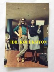 BARIŞ MANÇO'NUN ORİJİNAL 4'LÜ FOTOĞRAF SETİ - 17,5 x 12 cm EBADINDA - BARIŞ MANÇO, 7'DEN 77'YE PROGRAMINDA, KOMŞU KAPISI BÖLÜMÜ, BARIŞ MANÇO, KENYA NAİROBİ'DEYKEN ÇEKİLMİŞ 4 FOTOĞRAF, BARIŞ MANÇO, KENYATTA ANITI ÖNÜNDE ve KENYALI BİR KIZ ÖĞRENCİ İLE POLİSİN YANINDAYKEN