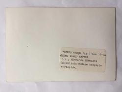 BARIŞ MANÇO'NUN ORİJİNAL 4'LÜ FOTOĞRAF SETİ - 17,5 x 12 cm EBADINDA - BARIŞ MANÇO, 7'DEN 77'YE PROGRAMINDA, KOMŞU KAPISI BÖLÜMÜ, BARIŞ MANÇO, KENYA NAİROBİ'DEYKEN ÇEKİLMİŞ 4 FOTOĞRAF, BARIŞ MANÇO, KENYATTA ANITI ÖNÜNDE ve KENYALI BİR KIZ ÖĞRENCİ İLE POLİSİN YANINDAYKEN