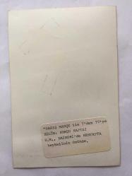 BARIŞ MANÇO'NUN ORİJİNAL 4'LÜ FOTOĞRAF SETİ - 17,5 x 12 cm EBADINDA - BARIŞ MANÇO, 7'DEN 77'YE PROGRAMINDA, KOMŞU KAPISI BÖLÜMÜ, BARIŞ MANÇO, KENYA NAİROBİ'DEYKEN ÇEKİLMİŞ 4 FOTOĞRAF, BARIŞ MANÇO, KENYATTA ANITI ÖNÜNDE ve KENYALI BİR KIZ ÖĞRENCİ İLE POLİSİN YANINDAYKEN