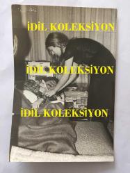 BARIŞ MANÇO'NUN ORİJİNAL 4'LÜ FOTOĞRAF SETİ - 18 x 12 cm ve 12 x 8 EBADINDA - BARIŞ MANÇO 1970'LERDE NİŞANLI OLDUĞU TÜRKİYE GÜZELİ AZRA BALKAN İLE BİRLİKTEYKEN ÇEKİLMİŞ 4 ÖZEL KARE, AZRA BALKAN YATAĞINDA İSTİRAHAT EDEN BARIŞ MANÇO'NUN BAŞ UCUNDA BEKLİYOR