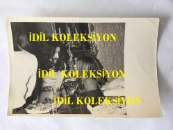 BARIŞ MANÇO'NUN ORİJİNAL 4'LÜ FOTOĞRAF SETİ - 18 x 12 cm ve 12 x 8 EBADINDA - BARIŞ MANÇO 1970'LERDE NİŞANLI OLDUĞU TÜRKİYE GÜZELİ AZRA BALKAN İLE BİRLİKTEYKEN ÇEKİLMİŞ 4 ÖZEL KARE, AZRA BALKAN YATAĞINDA İSTİRAHAT EDEN BARIŞ MANÇO'NUN BAŞ UCUNDA BEKLİYOR