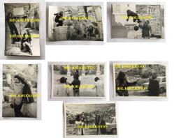 BARIŞ MANÇO'NUN ORİJİNAL 7'Lİ FOTOĞRAF SETİ - 18 x 12 cm ve 14 x 9 EBADINDA - BARIŞ MANÇO'NUN ANTİK EFES BÜYÜK AMFİ TİYATRODA ÇEKİMLER YAPTIĞI ANLARDAN 7 ADET FOTOĞRAF, AŞK EVİ OLARAK DA BİLİNEN FREUDENHAUS ÖNÜNDE BARIŞ MANÇO, SİYAH & BEYAZ, DÖNEMİNE AİT ORİJİNAL BASKILAR