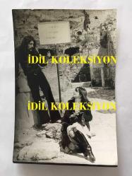 BARIŞ MANÇO'NUN ORİJİNAL 7'Lİ FOTOĞRAF SETİ - 18 x 12 cm ve 14 x 9 EBADINDA - BARIŞ MANÇO'NUN ANTİK EFES BÜYÜK AMFİ TİYATRODA ÇEKİMLER YAPTIĞI ANLARDAN 7 ADET FOTOĞRAF, AŞK EVİ OLARAK DA BİLİNEN FREUDENHAUS ÖNÜNDE BARIŞ MANÇO, SİYAH & BEYAZ, DÖNEMİNE AİT ORİJİNAL BASKILAR
