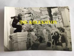 BARIŞ MANÇO'NUN ORİJİNAL 7'Lİ FOTOĞRAF SETİ - 18 x 12 cm ve 14 x 9 EBADINDA - BARIŞ MANÇO'NUN ANTİK EFES BÜYÜK AMFİ TİYATRODA ÇEKİMLER YAPTIĞI ANLARDAN 7 ADET FOTOĞRAF, AŞK EVİ OLARAK DA BİLİNEN FREUDENHAUS ÖNÜNDE BARIŞ MANÇO, SİYAH & BEYAZ, DÖNEMİNE AİT ORİJİNAL BASKILAR