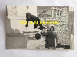 BARIŞ MANÇO'NUN ORİJİNAL 7'Lİ FOTOĞRAF SETİ - 18 x 12 cm ve 14 x 9 EBADINDA - BARIŞ MANÇO'NUN ANTİK EFES BÜYÜK AMFİ TİYATRODA ÇEKİMLER YAPTIĞI ANLARDAN 7 ADET FOTOĞRAF, AŞK EVİ OLARAK DA BİLİNEN FREUDENHAUS ÖNÜNDE BARIŞ MANÇO, SİYAH & BEYAZ, DÖNEMİNE AİT ORİJİNAL BASKILAR