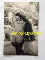 BARIŞ MANÇO'NUN ORİJİNAL 7'Lİ FOTOĞRAF SETİ - 18 x 12 cm ve 14 x 9 EBADINDA - BARIŞ MANÇO'NUN ANTİK EFES BÜYÜK AMFİ TİYATRODA ÇEKİMLER YAPTIĞI ANLARDAN 7 ADET FOTOĞRAF, AŞK EVİ OLARAK DA BİLİNEN FREUDENHAUS ÖNÜNDE BARIŞ MANÇO, SİYAH & BEYAZ, DÖNEMİNE AİT ORİJİNAL BASKILAR