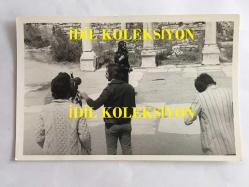 BARIŞ MANÇO'NUN ORİJİNAL 7'Lİ FOTOĞRAF SETİ - 18 x 12 cm ve 14 x 9 EBADINDA - BARIŞ MANÇO'NUN ANTİK EFES BÜYÜK AMFİ TİYATRODA ÇEKİMLER YAPTIĞI ANLARDAN 7 ADET FOTOĞRAF, AŞK EVİ OLARAK DA BİLİNEN FREUDENHAUS ÖNÜNDE BARIŞ MANÇO, SİYAH & BEYAZ, DÖNEMİNE AİT ORİJİNAL BASKILAR