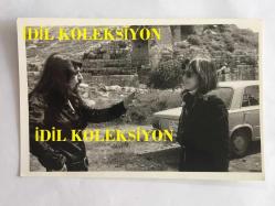 BARIŞ MANÇO'NUN ORİJİNAL 7'Lİ FOTOĞRAF SETİ - 18 x 12 cm ve 14 x 9 EBADINDA - BARIŞ MANÇO'NUN ANTİK EFES BÜYÜK AMFİ TİYATRODA ÇEKİMLER YAPTIĞI ANLARDAN 7 ADET FOTOĞRAF, AŞK EVİ OLARAK DA BİLİNEN FREUDENHAUS ÖNÜNDE BARIŞ MANÇO, SİYAH & BEYAZ, DÖNEMİNE AİT ORİJİNAL BASKILAR