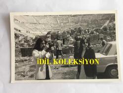 BARIŞ MANÇO'NUN ORİJİNAL 7'Lİ FOTOĞRAF SETİ - 18 x 12 cm ve 14 x 9 EBADINDA - BARIŞ MANÇO'NUN ANTİK EFES BÜYÜK AMFİ TİYATRODA ÇEKİMLER YAPTIĞI ANLARDAN 7 ADET FOTOĞRAF, AŞK EVİ OLARAK DA BİLİNEN FREUDENHAUS ÖNÜNDE BARIŞ MANÇO, SİYAH & BEYAZ, DÖNEMİNE AİT ORİJİNAL BASKILAR