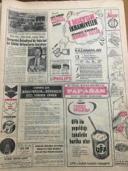 HÜRRİYET GAZETESİ 1 EKİM 1967 YIL :20 SAYI :6978--Kontrol edilen yağların yüzde 26 sı karışık çıktı ---Bir serçe ünlü gazetecinin gözünü kör etti --Amerika dan ithal edilen tohumluk  buğday kurtlu çıktı --Amerikan hükümetini 500 bin dolar  dolandırdı --Sarız Belediyesin de ki düelloda 2 kardeş ile küçük bir çocuk öldü ---Kaçırılan  kuduz çocuk bulunduktan 6 saat sonra öldü ---Bergama Belediyesi bir kutu bal ile bütün ihtiyaçlarını karşılıyor ---Yıldıray Çınar : En son plağını  iftarla sunar --Müsabakalar bugün bitiyor --İstanbul kupasını Kemal Öncü kazandı --Fenerbahçe 1-0 galip ---Demirspor Hacettepe yi 2-1 yendi --Altay 4-1 galip ---Beşiktaş -M.İd.Yurdu ---Uluslararası geçerli yeni bir para meydana getirilmesi isteniyor ---Milli Güvenlik Kurulu Uzun Bir Toplantı Yaptı ---Yatılı okuldaki çocuğunuz --Şarkışla da ki üç Kayseriliden  hiç bir haber  alınamıyor ---İkinci Türkiye ligi maçları ---