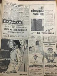 HÜRRİYET GAZETESİ 1 EKİM 1967 YIL :20 SAYI :6978--Kontrol edilen yağların yüzde 26 sı karışık çıktı ---Bir serçe ünlü gazetecinin gözünü kör etti --Amerika dan ithal edilen tohumluk  buğday kurtlu çıktı --Amerikan hükümetini 500 bin dolar  dolandırdı --Sarız Belediyesin de ki düelloda 2 kardeş ile küçük bir çocuk öldü ---Kaçırılan  kuduz çocuk bulunduktan 6 saat sonra öldü ---Bergama Belediyesi bir kutu bal ile bütün ihtiyaçlarını karşılıyor ---Yıldıray Çınar : En son plağını  iftarla sunar --Müsabakalar bugün bitiyor --İstanbul kupasını Kemal Öncü kazandı --Fenerbahçe 1-0 galip ---Demirspor Hacettepe yi 2-1 yendi --Altay 4-1 galip ---Beşiktaş -M.İd.Yurdu ---Uluslararası geçerli yeni bir para meydana getirilmesi isteniyor ---Milli Güvenlik Kurulu Uzun Bir Toplantı Yaptı ---Yatılı okuldaki çocuğunuz --Şarkışla da ki üç Kayseriliden  hiç bir haber  alınamıyor ---İkinci Türkiye ligi maçları ---