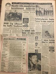 YENİ SABAH GAZETESİ 23 AĞUSTOS 1960 YIL :23 SAYI 7704---Devlet Vekili Duruşmalar 1 Ekim de Başlayabilir Dedi --Yeni bir anayasa ön  tasarısı --Araplar ,Türk tütünü alacak --Ankara da bir mobilyacı katil oldu --İzmir Barosu Gözübüyükü protesto etti --Beynelmilel Para Fonu mali tedbirlerimizi tasvip etti --Dün üç polis daha nezarete alındı --Gümrüğe gelen ev  eşyası bedelsiz  ithal edilecek --Emekli bazı subaylar  kendilerine yeni bir iş imkanları araştırıyor --Dün Trafik  kazalarında 7 kişi öldü --Dışişleri  Bakanlığı için yeni bir teşkilat kanunu hazırlanıyor --Amerika Macar İhtilali hadisesini yeniden Birleşmiş Milletlere getirdi --Belediye Reis Muavini Değişti ---Kaktüs Şekerlemesiyle Zengin Olan Amerikalı ---Müzahir Sille apandisitten hastaneye kaldırıldı --Mili Lig nihayet bu hafta başlıyor --Futbolcularımız bugün Tunus la maç yapacak --En kalabalık kafile Ruslar :374 sporcu --Fenerbahçe ,Eylül de Atina ya Çağrıldı --Bazı sularda  tifo mikrobu bulunuyor --