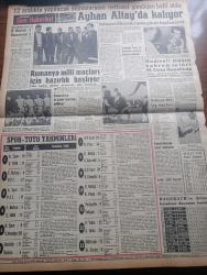Akşam Gazetesi - 6 Kasım 1960 - New York Times Cemal Gürsel'i Övdü - Radyo İçin Şahitler Adnan Menderes'i İtham Etti - Demokrat Partiyi En Şiddetle Peyami Safa Tenkid Etmiş - Örtülü Ödenek Davasında Dün de Para Alanlar Dinlendi - Özdemir Evliyazade - Neslihan Kısakürek - Adnan Menderes Şahitlerin İthamına Karşı Kendini Savunmaya Çalışıyor Fotoğraf - Kurucu Meclis Tasarısı Milli Birlik Komitesi'ne Verildi - Yassıada'dan Notlar Peyami Safa Ve 25 Bin Lira Yazan Esin Talu- Müşerref Hekimoğlu Köşe Yazısı - Ateşli Kız Gina Yazan George Albert Gley Yazı Dizisi - Hülagünün Gözdesi Çizen Suat Yalaz - Galip Arcan Ameliyat Oldu - Günah Maskesi Resimleyen Remzi - Yükselen Zenci Caz Üstadı Arvell Show - Bize Barbaroslu Derler Yazan Çizen Ratip Tahir Burak -  Yaralı Gönül Çizgi Roman - PTT Maçında Sakatlanan Turgay Şeren Tedavi Oldu - Real Madrid 5 Barselona 3