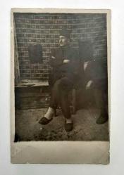 [FOTOĞRAF] Osmanlı fesli tip, arkasında Osmanlıca olarak 