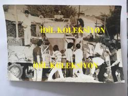 BARIŞ MANÇO'NUN ORİJİNAL 4'LÜ FOTOĞRAF SETİ - 18 x 12 cm EBADINDA - SİYAH & BEYAZ - BARIŞ MANÇO BURSA'DA SATIN ALDIĞI APARTMAN KATININ İNŞAATINDA ÇALIŞIRKEN ÇEKİLMİŞ 4 FOTOĞRAF, 8 EKİM 1971