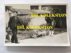 BARIŞ MANÇO'NUN ORİJİNAL 4'LÜ FOTOĞRAF SETİ - 18 x 12 cm EBADINDA - SİYAH & BEYAZ - BARIŞ MANÇO BURSA'DA SATIN ALDIĞI APARTMAN KATININ İNŞAATINDA ÇALIŞIRKEN ÇEKİLMİŞ 4 FOTOĞRAF, 8 EKİM 1971