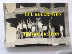 BARIŞ MANÇO'NUN ORİJİNAL 4'LÜ FOTOĞRAF SETİ - 18 x 12 cm EBADINDA - SİYAH & BEYAZ - BARIŞ MANÇO BURSA'DA SATIN ALDIĞI APARTMAN KATININ İNŞAATINDA ÇALIŞIRKEN ÇEKİLMİŞ 4 FOTOĞRAF, 8 EKİM 1971