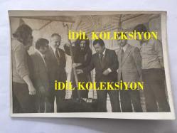 BARIŞ MANÇO'NUN ORİJİNAL 4'LÜ FOTOĞRAF SETİ - 18 x 12 cm EBADINDA - SİYAH & BEYAZ - BARIŞ MANÇO BURSA'DA SATIN ALDIĞI APARTMAN KATININ İNŞAATINDA ÇALIŞIRKEN ÇEKİLMİŞ 4 FOTOĞRAF, 8 EKİM 1971