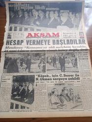 Akşam Gazetesi - 15 Ekim 1960 - 10 Yılın Hesabını Vermek Üzere Dün Yüksek Adalet Divanı Huzuruna Çıkan Celal Bayar Adnan Menderes Ve Kabine Arkadaşları Fotoğraf - Adnan Menderes Konuşma Ve Akli Melekem Bozuldu 24 Saat 4 Duvar Arasında Olmak Kolay Değil Dedi - Ratip Tahir Burak'ın Fırçasından Başsavcı Altay Ömer Egesel Ve Yardımcılarından İkisi - Köpek İçin Celal Bayar İle Nedim Ökmen Sorguya Çekildi - Kızkulesi Kahramanı Çizen Suat Yalaz - Milli Birlik Ve Duruşmalar Yazan Müşerref Hekimoğlu Köşe Yazısı - Günah Maskesi Aşk Ve His Romanı Resimleyen Remzi - 9.30 Da Tahliye Edilen Necip Fazıl Kısakürek İse Dışarı Çıkmadan Yine Tevkif Edildi - Geyşa'nın Hatıra Defteri Yazan Kimiko Omura Yazı Dizisi - Kenterler Ve Evdeki Yabancı - Bize Barbaroslu Derler Yazan Çizen Ratip Tahir Burak - Kont Senlibenli - Nazlı İle Hamza Karikatür - Beşiktaş Kulübü Reisi Hakkı Yeten Gençlerbirliğini Yeneceğiz Dedi - Basketbol Ve Voleybol Ligi Bugün Başlıyor - At Yarışları Tahminleri - Adnan Menderes Titriyordu