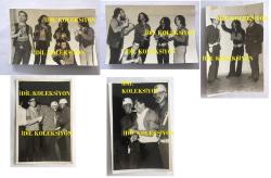 Efemera - BARIŞ MANÇO'NUN ORİJİNAL 5'Li FOTOĞRAF SETİ - 18 x 12 cm EBADINDA - SİYAH & BEYAZ - BARIŞ MANÇO ve MOĞOLLAR KONSER VERİRKEN ÇEKİLMİŞ 5 FARKLI KARE, MURAT SES, MOĞOLLAR ve BARIŞ MANÇO YEMEK YERKEN ve KONSERDE SAĞ-SOL OLAYLARI ÇIKARAN GENÇLERE TOPLUM POLİSİ MÜDAHALE EDİP AYIRIRKEN ÇEKİLMİŞ FOTOĞRAFLAR, 1970'LERDEN, BARIŞ MANÇO, MURAT SES, AYZER DANGA, AZİZ AZMET ve ENGİN YÖRÜKOĞLU KONSER ÖNCESİ TOPLUCA KOLA İÇİP SANDVİÇ YERKEN ÇEKİLEN ÇOK ÖZEL VE NADİR KARELER, BARIŞ MANÇO SEVERLERE GÜZEL BİR KOLEKSİYON - kitantik - kitaLog