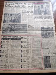 Akşam Gazetesi - 12 Ekim 1960 - Yassıada'da Duruşmaların Bazıları Gizli Yapılacak - Düşük İktidar Mensuplarının Yargılanmaları Dolayısıyla Çıkarılan Hatıra Pulları - Lise Mezunu Yedek Subay Olamayacak - Memleketi İşte Böyle İdare Ettiler -  Düşük Cumhurbaşkanı Celal Bayar İle Dışişleri Bakanı Fatin Rüştü Zorlu Bir Aleme Böyle Başlarlar Fotoğraf - Samed Ağaoğlu'nun Eşi Fotoğraf - Hasan Polatkan'ın Kardeşi Fotoğraf - Seferden Dönen Necip İpar'ın Gemisine El Konuldu - Albay İbrahim Doğan Tekel Genel Müdürü Oldu - Düşüklere Ait Resimlere 250 Bin Lira İstendi - Kızkulesi Kahramanı Çizen Suat Yalaz - Özel Ve Yabancı Okullar Üç Yıl Zam Yapamayacak- Günah Maskesi Aşk Ve His Romanı Resimleyen Remzi - Yassıada İçin Televizyon Deneme Yayınları Başladı - Geyşa'nın Hatıra Defteri Yazan Kimiko Omura Yazı Dizisi - Bize Barbaroslu Derler Yazan Çizen Ratip Tahir Burak - Kont Senlibenli Karikatür - İstanbul Ankara Radyosu Programı - Metin Oktay Cezaevinde Üç Top Patlattı İki Direk Kırdı - Spor Toto