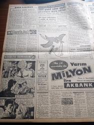 Akşam Gazetesi - 13 Ekim 1960 - Sabıklar Avukatlarıyla Görüştü - Adnan Menderes Refik Koraltan Nedim Ökmen Ve Celal Yardımcı'nın Görüşmeleri 15 Dakika Sürdü Celal Yardımcı Ağladı - Gazeteciler dün Yassıada'yı Gezdiler - Dün Yassıada'yı Gezen Gazeteciler Arasında Düşüklerin Gadrına Uğrayıp Hapishanelere Atılanlar Da Vardı - Denizcilik Bankası Sabık Genel Müdürlerinden Yusuf Ziya Öniş Öldü - Yassıada'ya Bir De Deli Gönderildi - Kızkulesi Kahramanı Çizen Suat Yalaz - Aydınlar Silah Başına Yazan Müşerref Hekimoğlu Köşe Yazısı - Günah Maskesi Aşk Ve His Romanı Resimleyen Remzi - Geyşa'nın Hatıra Defteri Yazan Kimiko Omura Yazı Dizisi - Kont Senlibenli Karikatür - Nazlı İle Hamza Karikatür - Yaralı Gönül Çizgi Roman - Bize Barbaroslu Derler Yazan Çizen Ratip Tahir Burak - Beşiktaş Ve Galatasaray'ı Nasıl Kalkındırmalı - Futbol Federasyonu Nihayet Açıklandı - Olimpiyatların En Büyük Aşkı Sekulareç Ve Lauer Ceza Aldı - Mithatpaşa Stadının Işıklandırılması - Garbis Attali Boks Maçı