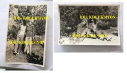 BARIŞ MANÇO'NUN ORİJİNAL 2'Li FOTOĞRAF SETİ - 18 x 12 cm EBADINDA - SİYAH & BEYAZ - BARIŞ MANÇO ve SEVİNÇ PEKİN AĞAÇLARIN ALTINDA BİRLİKTEYKEN ÇEKİLMİŞ 2 ÖZEL KARE, 1970'LER